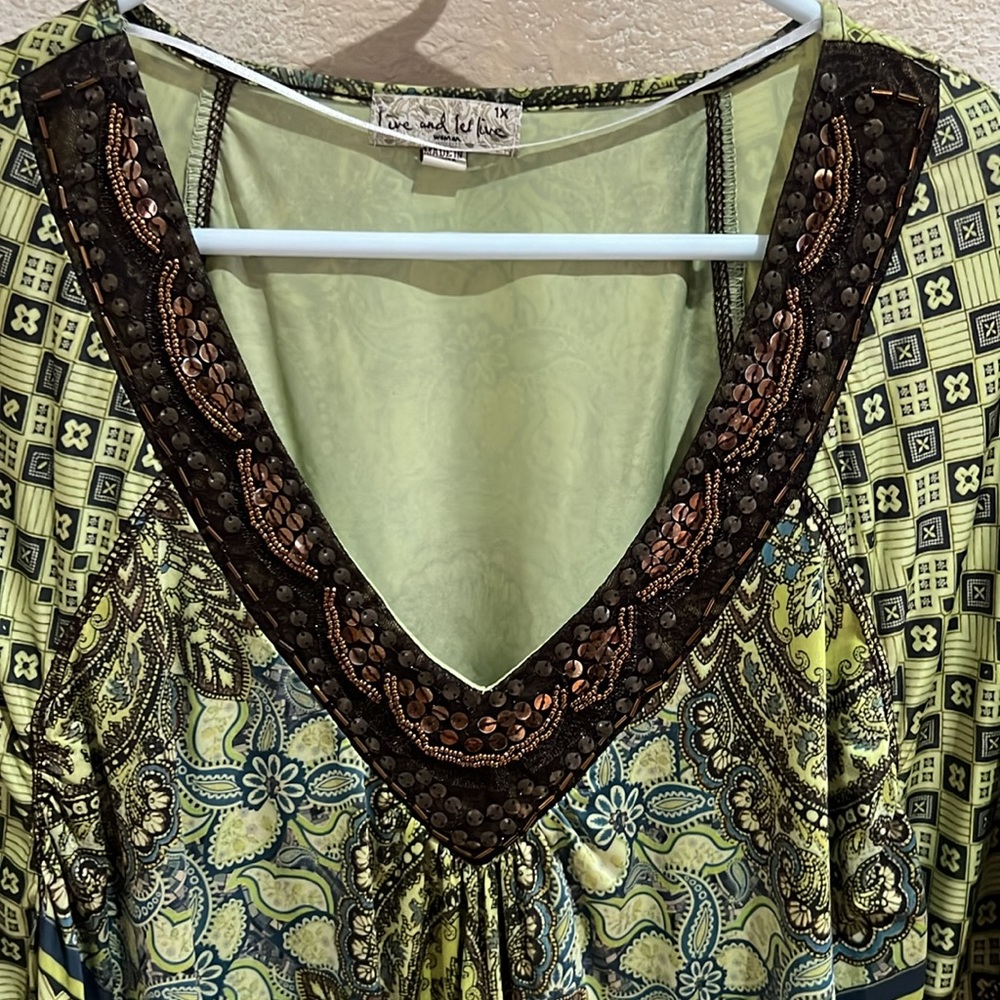 Beautiful multi patterned blouse. - Picture 3 of 3